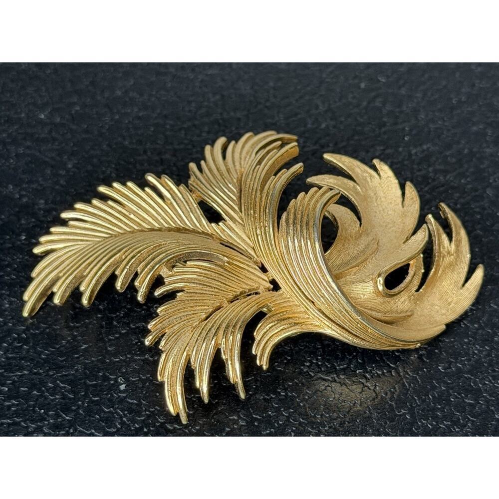 Vintage Crown TRIFARI Gold Tone Leaves Shape Pin Brooch Signed Hollywood Glam
